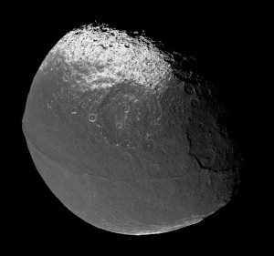 09_iapetus_cassini_big